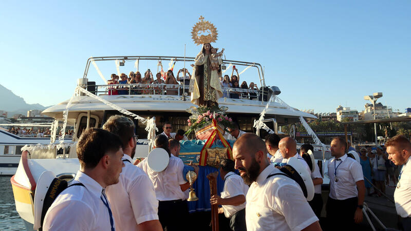 Benidorm despide las fiestas del Carmen con la procesión marinera y el verso a la Virgen