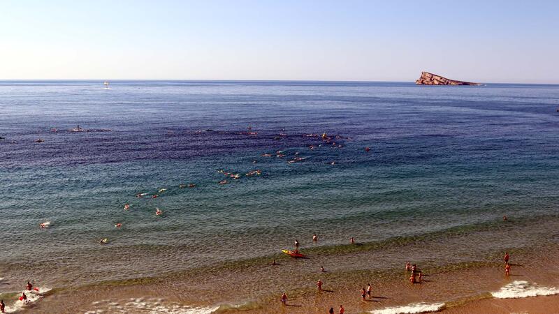 Más de 350 nadadores completan la 4ª Travesía Heartbreak Benidorm