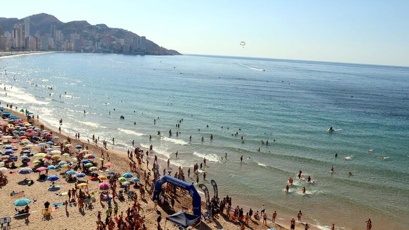Más de 350 nadadores completan la 4ª Travesía Heartbreak Benidorm