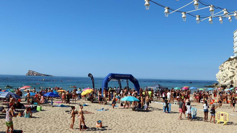 Más de 350 nadadores completan la 4ª Travesía Heartbreak Benidorm