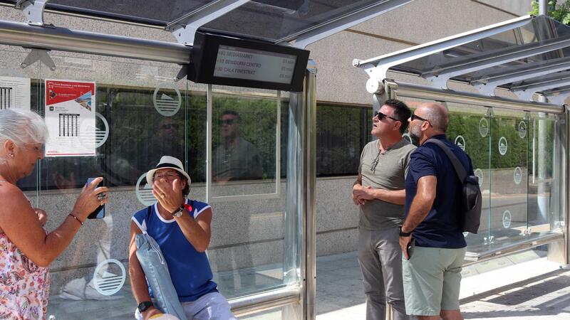 Benidorm estrena la primera pantalla inteligente de las once que se instalarán en las principales paradas de autobús