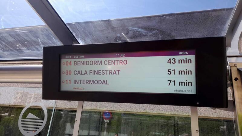 Benidorm estrena la primera pantalla inteligente de las once que se instalarán en las principales paradas de autobús
