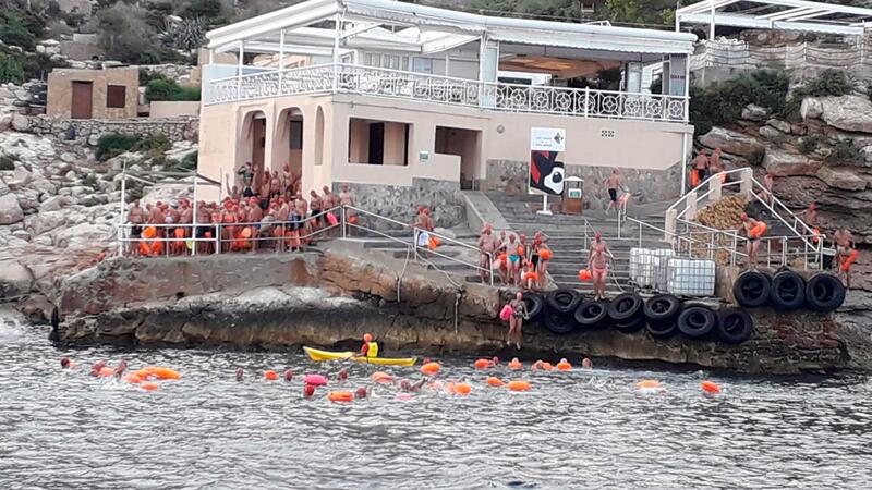 Máxima expectación ante la XX Travesía a nado de la bahía de Benidorm entre l’Illa y Mal Pas