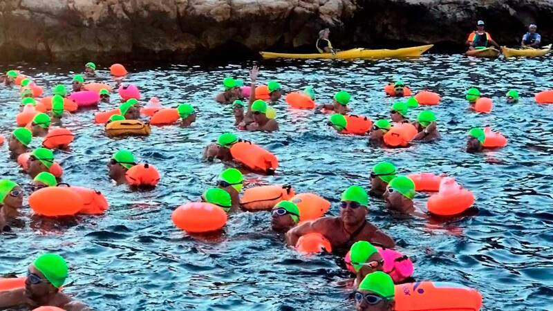 Máxima expectación ante la XX Travesía a nado de la bahía de Benidorm entre l’Illa y Mal Pas
