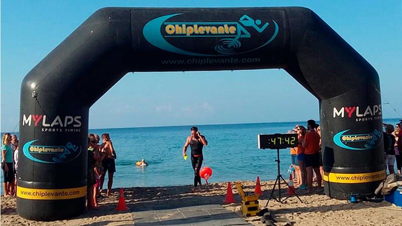 Máxima expectación ante la XX Travesía a nado de la bahía de Benidorm entre l’Illa y Mal Pas