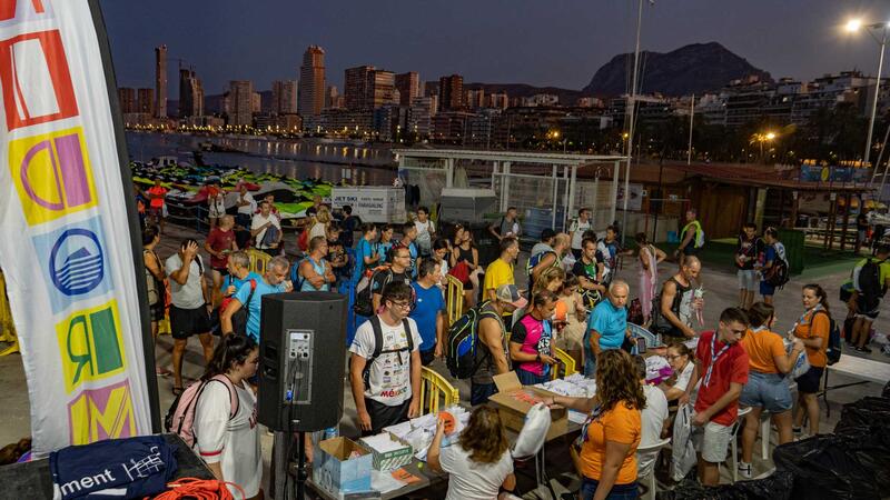 320 nadadores participan en la XX Travesía popular a nado l’Illa-Port de Benidorm