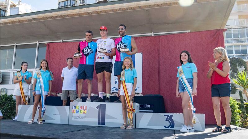 320 nadadores participan en la XX Travesía popular a nado l’Illa-Port de Benidorm
