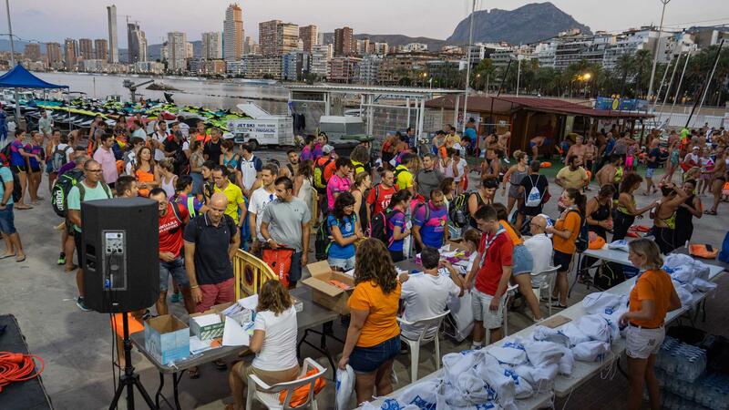 320 nadadores participan en la XX Travesía popular a nado l’Illa-Port de Benidorm