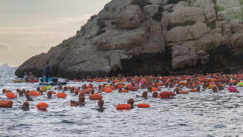 320 nadadores participan en la XX Travesía popular a nado l’Illa-Port de Benidorm