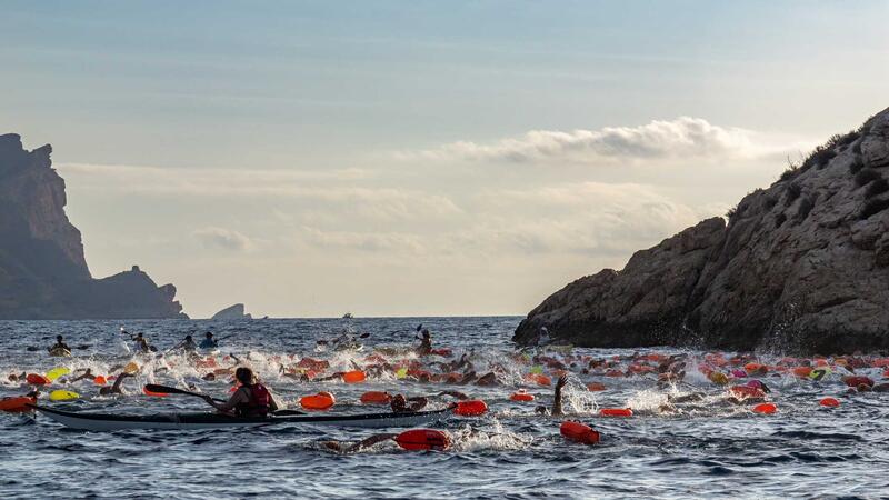 320 nadadores participan en la XX Travesía popular a nado l’Illa-Port de Benidorm