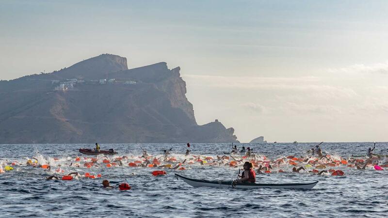 320 nadadores participan en la XX Travesía popular a nado l’Illa-Port de Benidorm