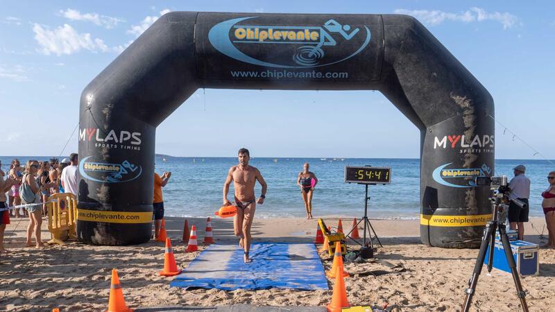 320 nadadores participan en la XX Travesía popular a nado l’Illa-Port de Benidorm