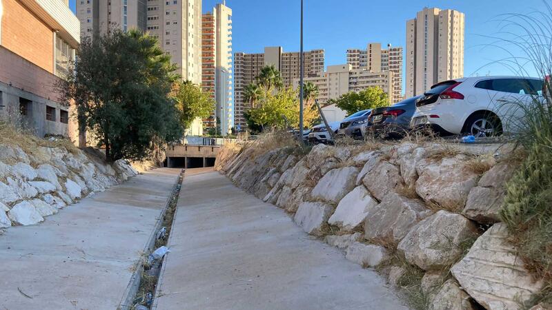 Benidorm escomet la neteja dels trams urbans dels barrancs per a minimitzar els efectes de possibles pluges torrencials