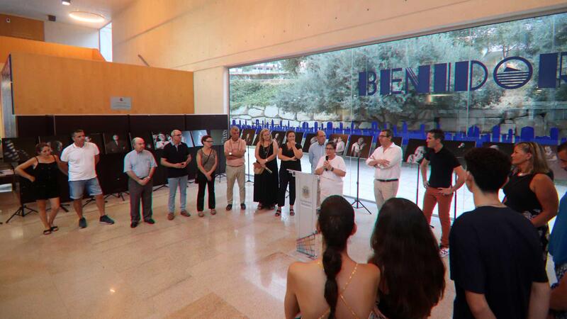 El Espai d’Art del Ayuntamiento acoge la muestra de AFA Marina Baixa ‘Me llamo, me llaman’ para sensibilizar sobre las demencias