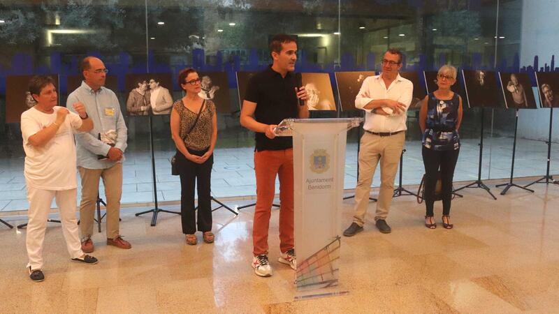 El Espai d’Art del Ayuntamiento acoge la muestra de AFA Marina Baixa ‘Me llamo, me llaman’ para sensibilizar sobre las demencias