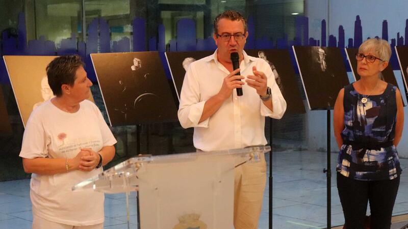 El Espai d’Art del Ayuntamiento acoge la muestra de AFA Marina Baixa ‘Me llamo, me llaman’ para sensibilizar sobre las demencias