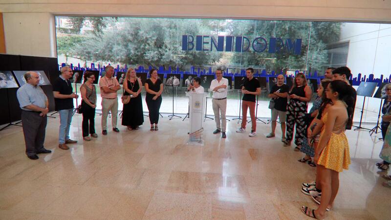 El Espai d’Art del Ayuntamiento acoge la muestra de AFA Marina Baixa ‘Me llamo, me llaman’ para sensibilizar sobre las demencias
