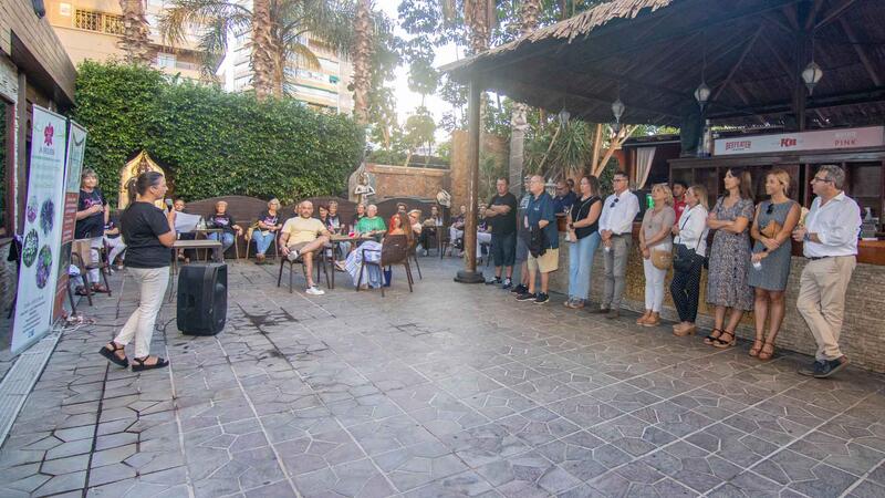 Anémona presenta la seua samarreta solidària amb la vista posada en la gran marxa d