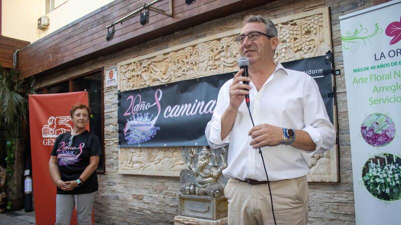 Anémona presenta la seua samarreta solidària amb la vista posada en la gran marxa d