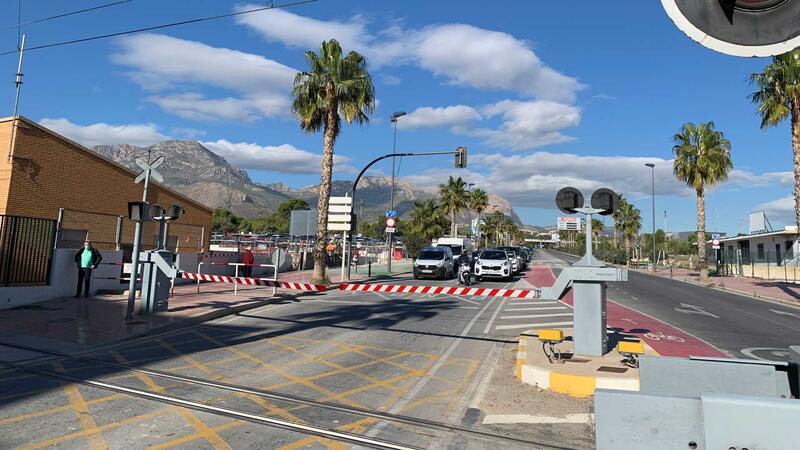 Barrera bajada en la Av. de Beniardà.