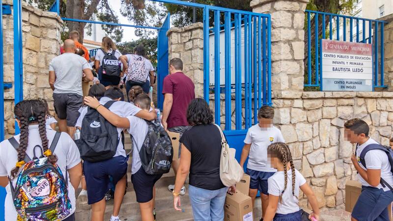 Més de 9.500 estudiants tornen hui a les aules a Benidorm