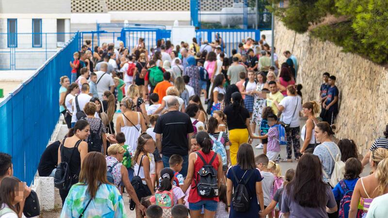 Més de 9.500 estudiants tornen hui a les aules a Benidorm