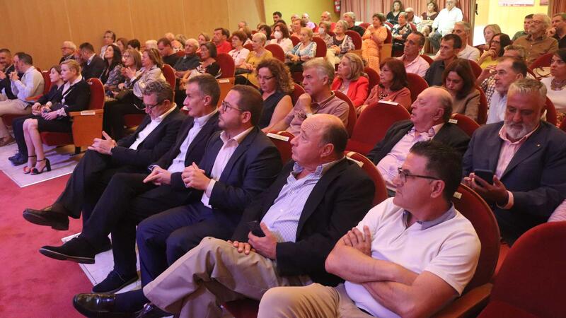 The explorer Kitín Muñoz and General Terencio Pérez present their book