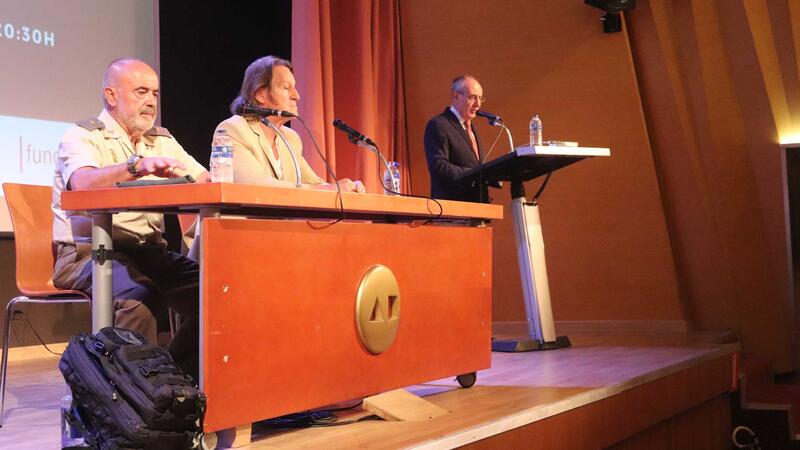 The explorer Kitín Muñoz and General Terencio Pérez present their book