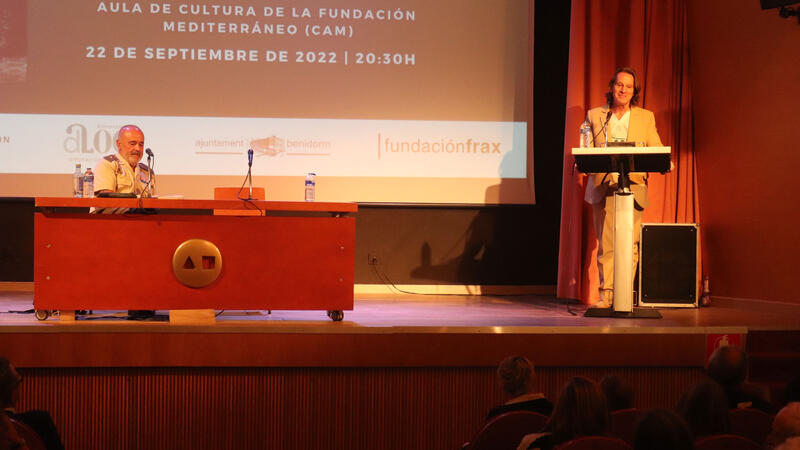 The explorer Kitín Muñoz and General Terencio Pérez present their book