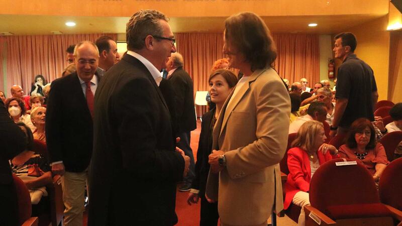 The explorer Kitín Muñoz and General Terencio Pérez present their book