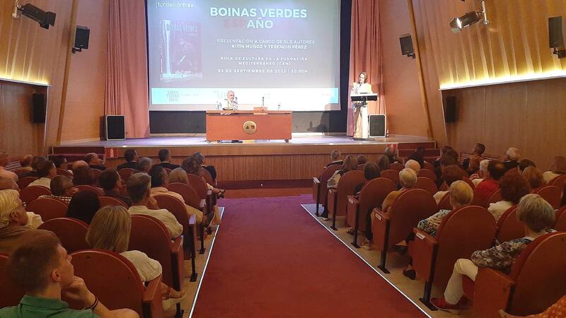 The explorer Kitín Muñoz and General Terencio Pérez present their book