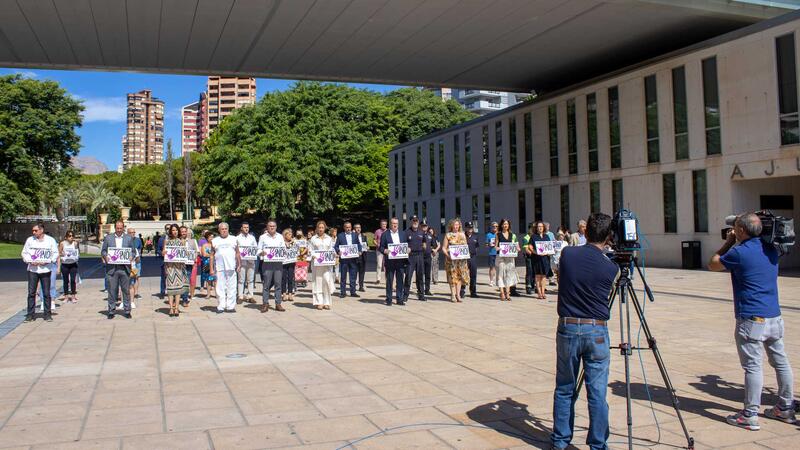 Benidorm condemns the murder in the city of a 67-year-old woman at the hands of her husband with silent concentration