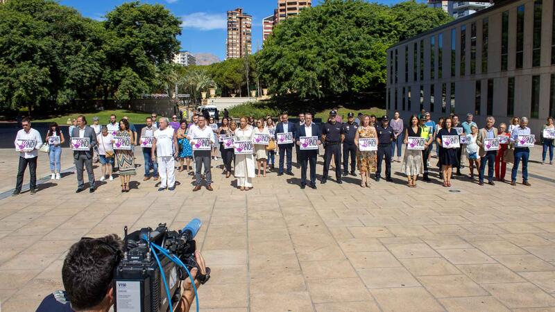 Benidorm condemns the murder in the city of a 67-year-old woman at the hands of her husband with silent concentration