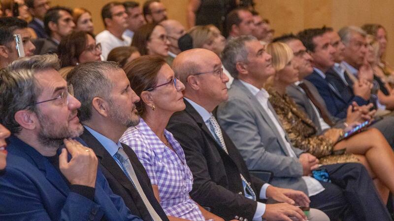 Benidorm reconoce el papel de RTVE, Alaska, Máximo Huerta y el hotel Don Pancho en la proyección de su marca