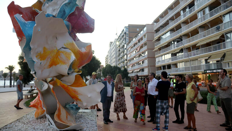 La naturaleza viva de Benidorm y la conceptual de Arne Quinze se funden en el Paseo de Poniente