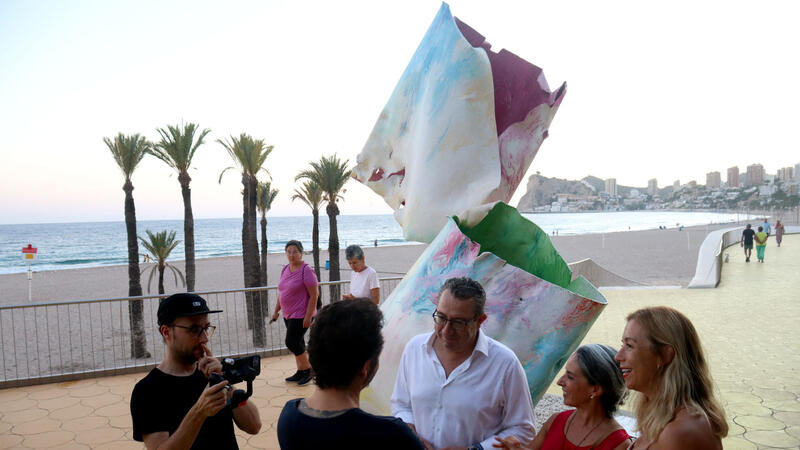 La naturaleza viva de Benidorm y la conceptual de Arne Quinze se funden en el Paseo de Poniente