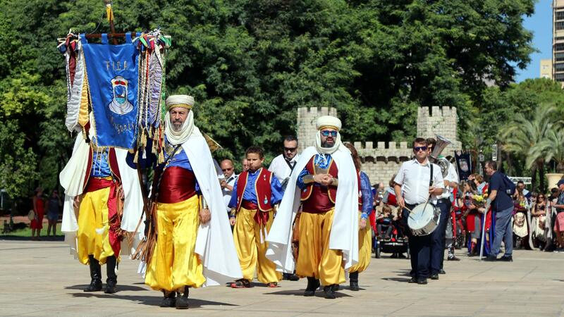 Los moros y cristianos ofrendan al patrón tras sellar la paz