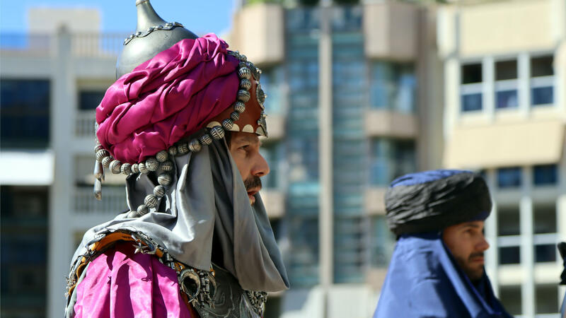 Los moros y cristianos ofrendan al patrón tras sellar la paz