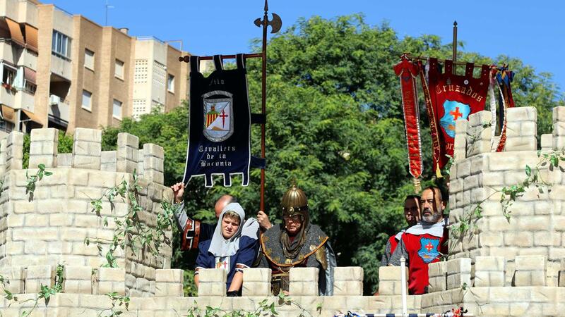 Los moros y cristianos ofrendan al patrón tras sellar la paz