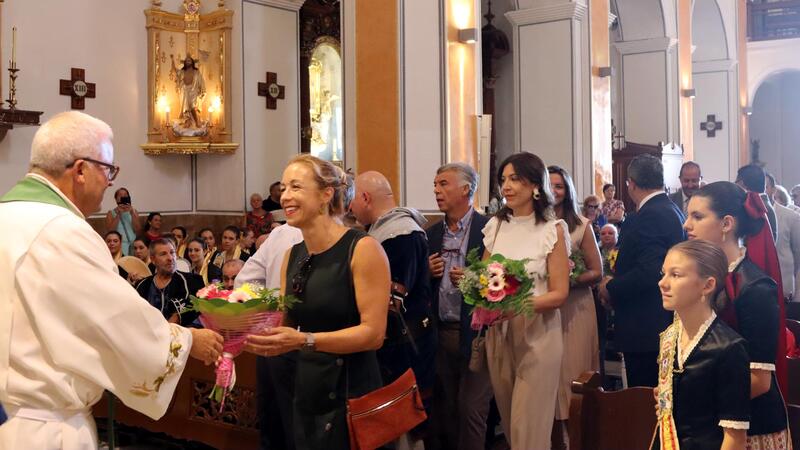 Los moros y cristianos ofrendan al patrón tras sellar la paz