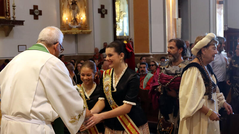 Los moros y cristianos ofrendan al patrón tras sellar la paz