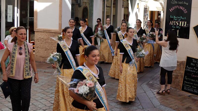 Los moros y cristianos ofrendan al patrón tras sellar la paz