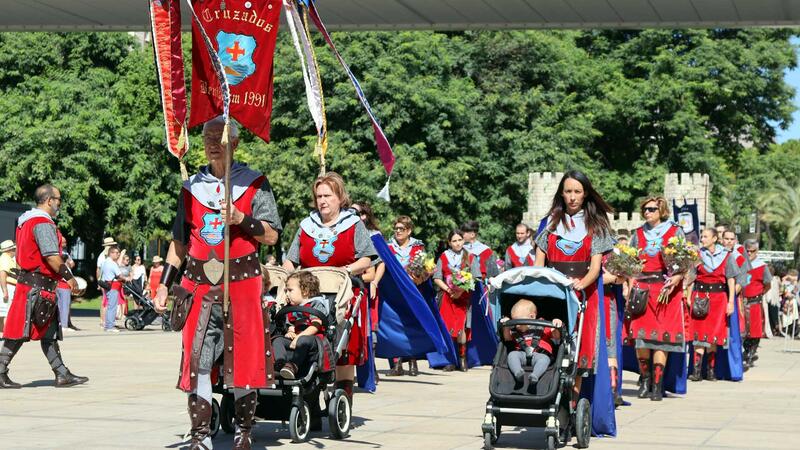 Los moros y cristianos ofrendan al patrón tras sellar la paz