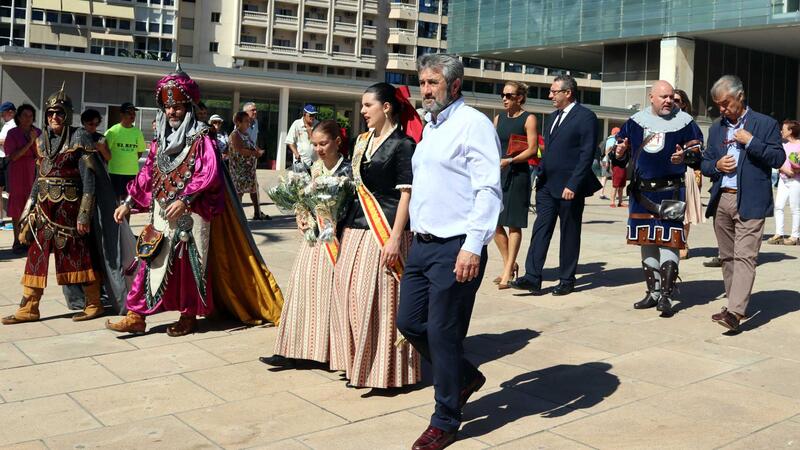 Los moros y cristianos ofrendan al patrón tras sellar la paz
