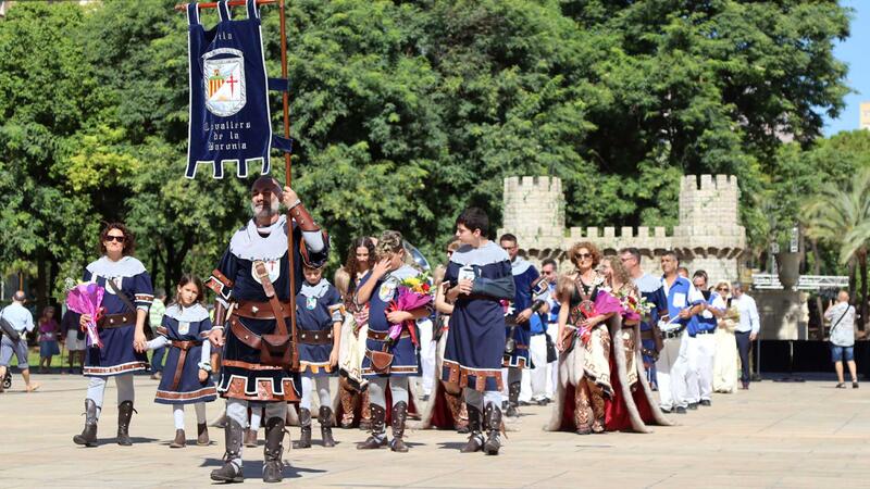 Los moros y cristianos ofrendan al patrón tras sellar la paz