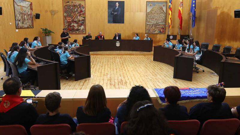El alcalde ofrece una recepción a los miembros del Certamen de Cuarentunas que se celebra en Benidorm