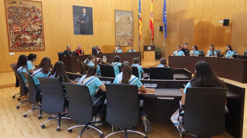 El alcalde ofrece una recepción a los miembros del Certamen de Cuarentunas que se celebra en Benidorm