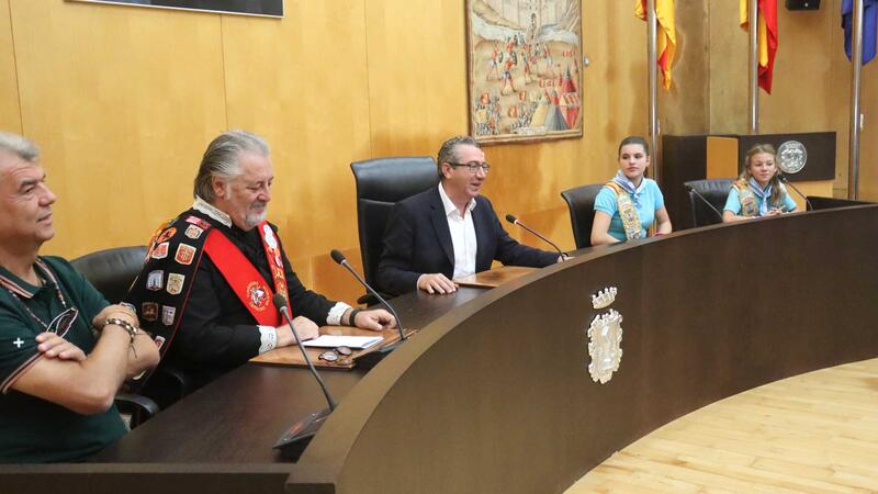 El alcalde ofrece una recepción a los miembros del Certamen de Cuarentunas que se celebra en Benidorm