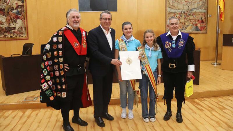 El alcalde ofrece una recepción a los miembros del Certamen de Cuarentunas que se celebra en Benidorm