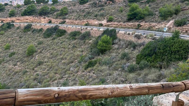 Benidorm prolonga el sistema de protección en Serra Gelada con más tramos de vallas en las calles Tokio y Taiwán